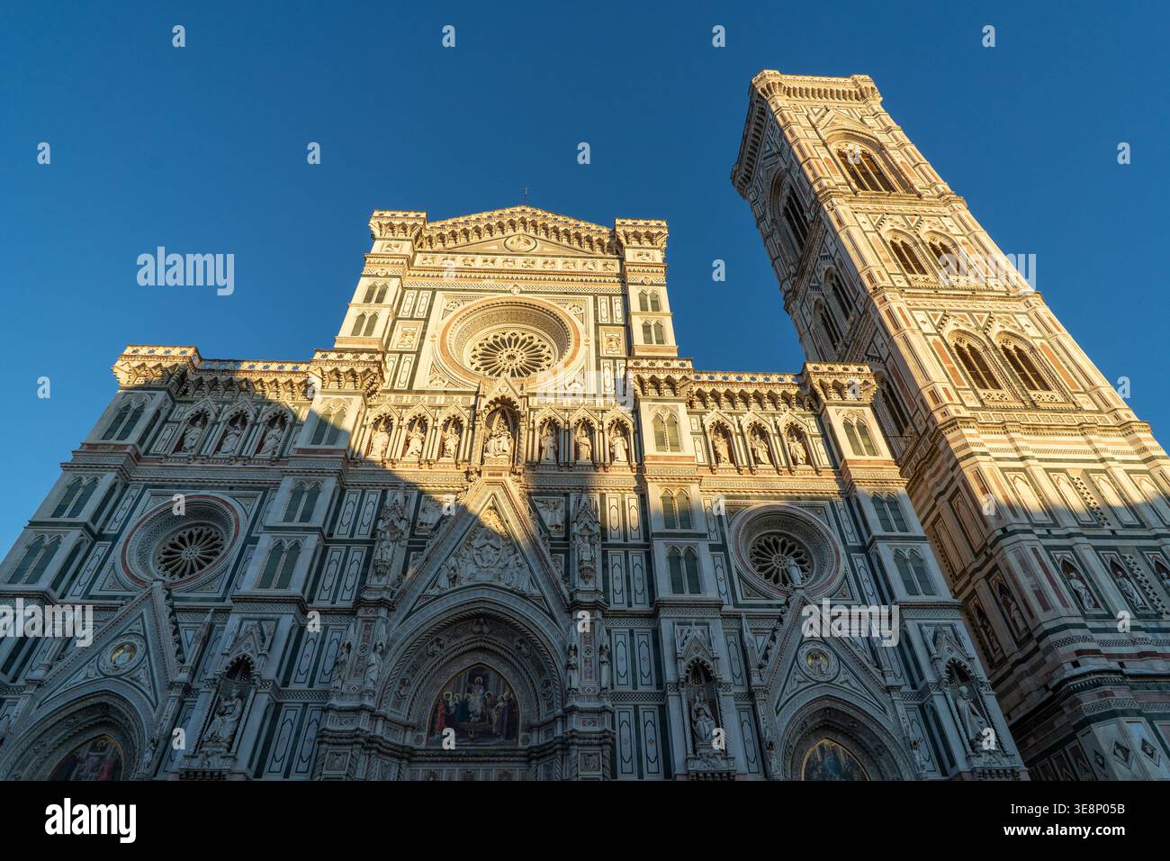 Vue panoramique sur la façade de la cathédrale de Florence et le Campanile de Giotto sous un ciel bleu clair Banque D'Images