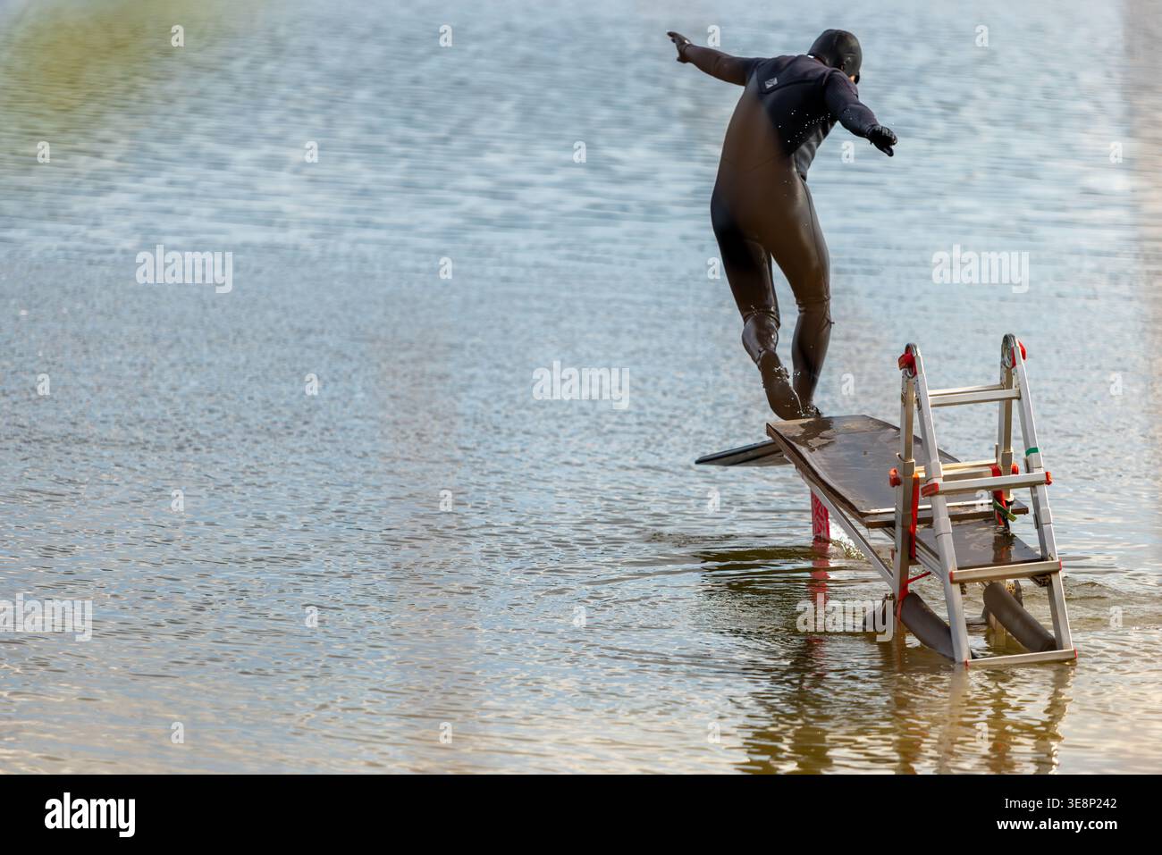 Homme glissant au-dessus de l'eau avec planche de feuille Banque D'Images