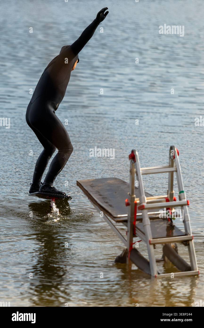 Homme exécutant Foil Surf sur Lake Water Banque D'Images