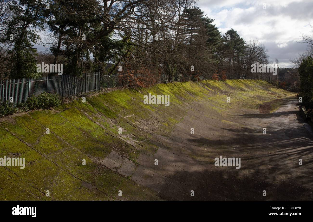 Piste de course en béton au Brooklands Museum, weybridge, Surrey, Angleterre Banque D'Images