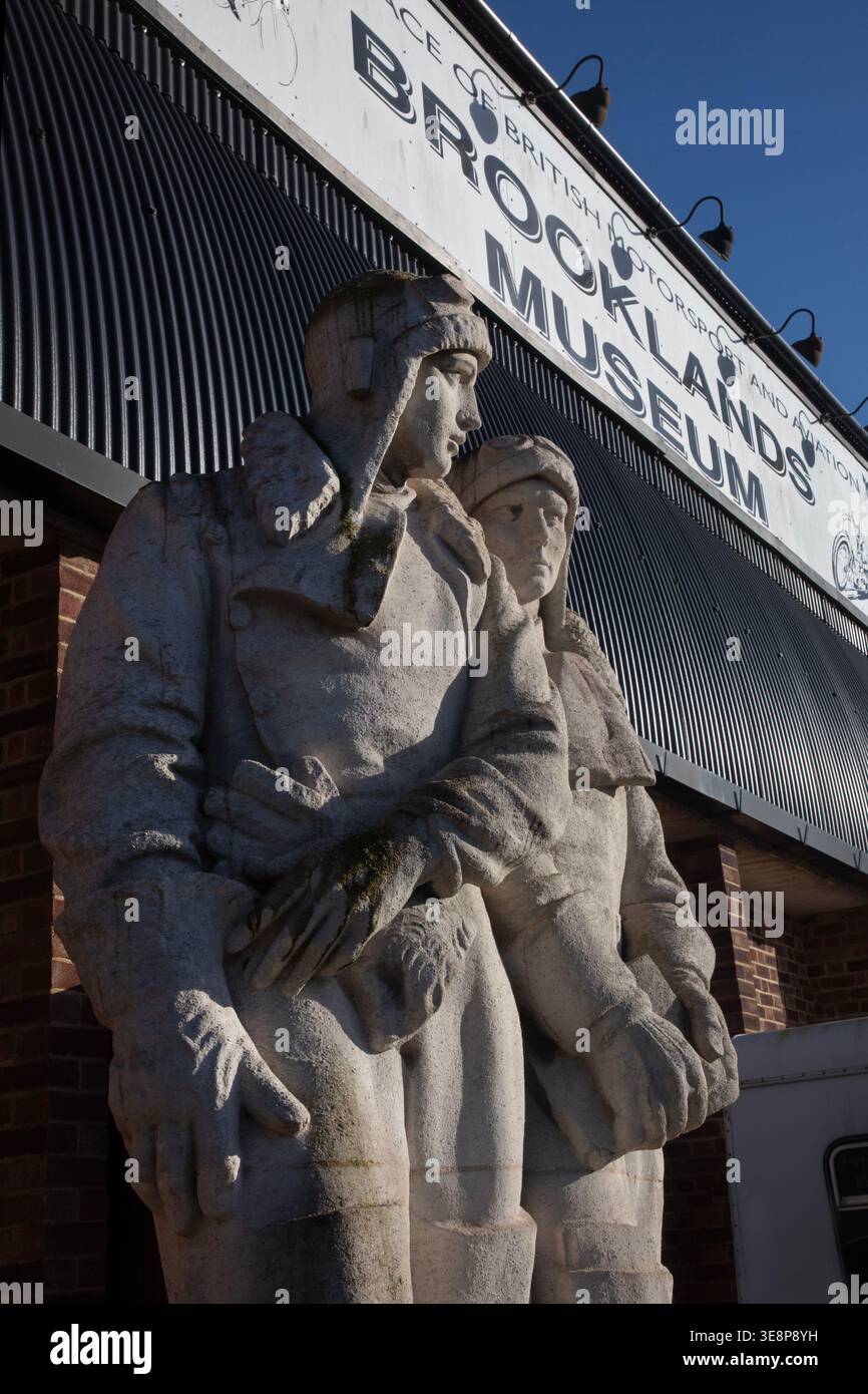 Statues à l'entrée du Brooklands Museum, Weybridge, Surrey, Angleterre Banque D'Images