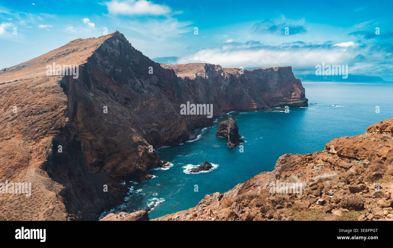 Falaises volcaniques escarpées et empilements de mer le long de la côte de Madère, Portugal - Image de stock capturée avec un smartphone