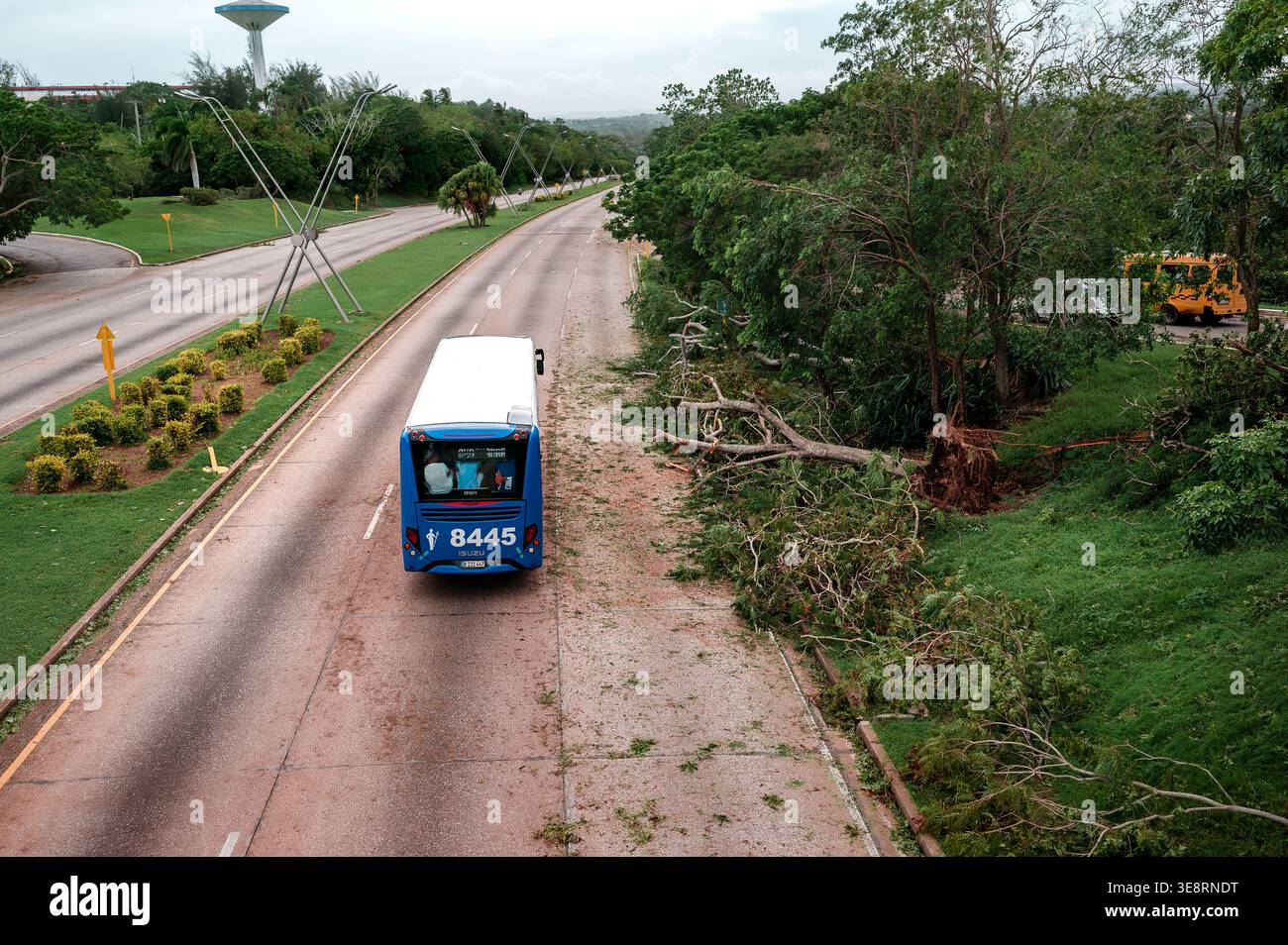 Bus circulant sur la route après les dégâts causés par l'ouragan Banque D'Images