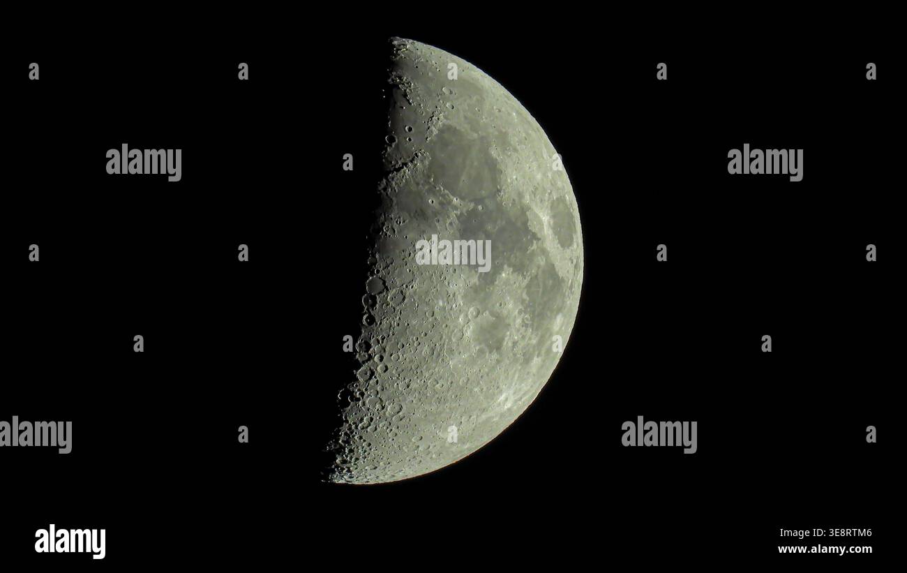 Demi-lune dans le ciel nocturne Banque D'Images