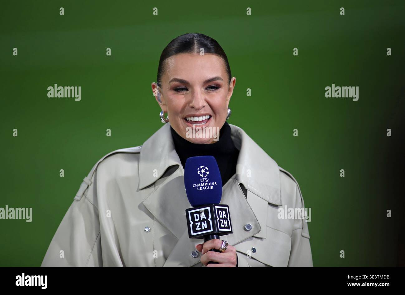 Football, hommes, Ligue des Champions, saison 2025/2026, FC Bayern Munich - Real Madrid, quarts de finale deuxième manche, Allianz Arena Laura Wontorra, présentatrice sportive, DAZN avec microphone, tête, haut du corps Banque D'Images