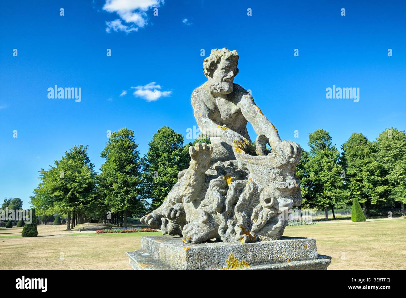 Statue en pierre d'Hercule (ou Héraclès) et du Lion Néméen, 12 travaux. Jardins East Front du palais de Hampton court. Mythologie grecque et romaine, statues Banque D'Images