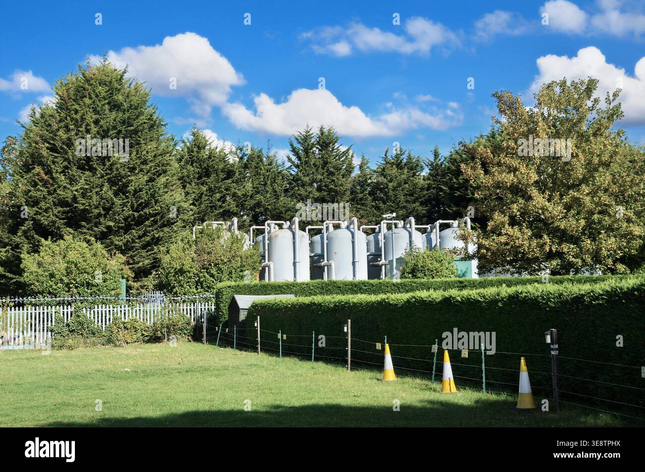 Réservoirs industriels de stockage de bouteilles métalliques à l'usine de traitement des eaux de Waddon exploitée par Thames Water. London Borough of Croydon, Angleterre, Royaume-Uni Banque D'Images