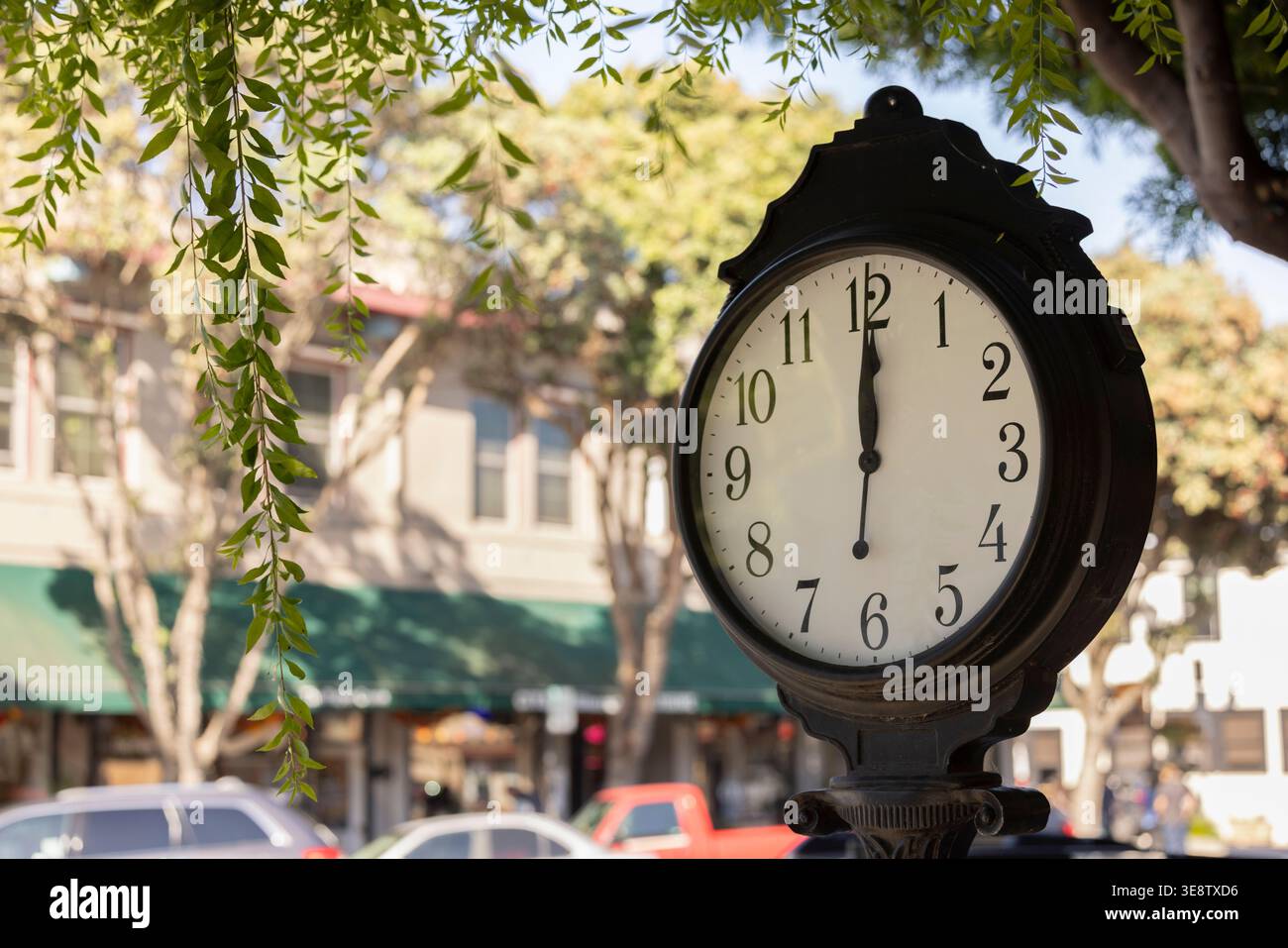 Une horloge historique en fer forgé se trouve au cœur du centre-ville de Half Moon Bay, Californie, États-Unis. Banque D'Images