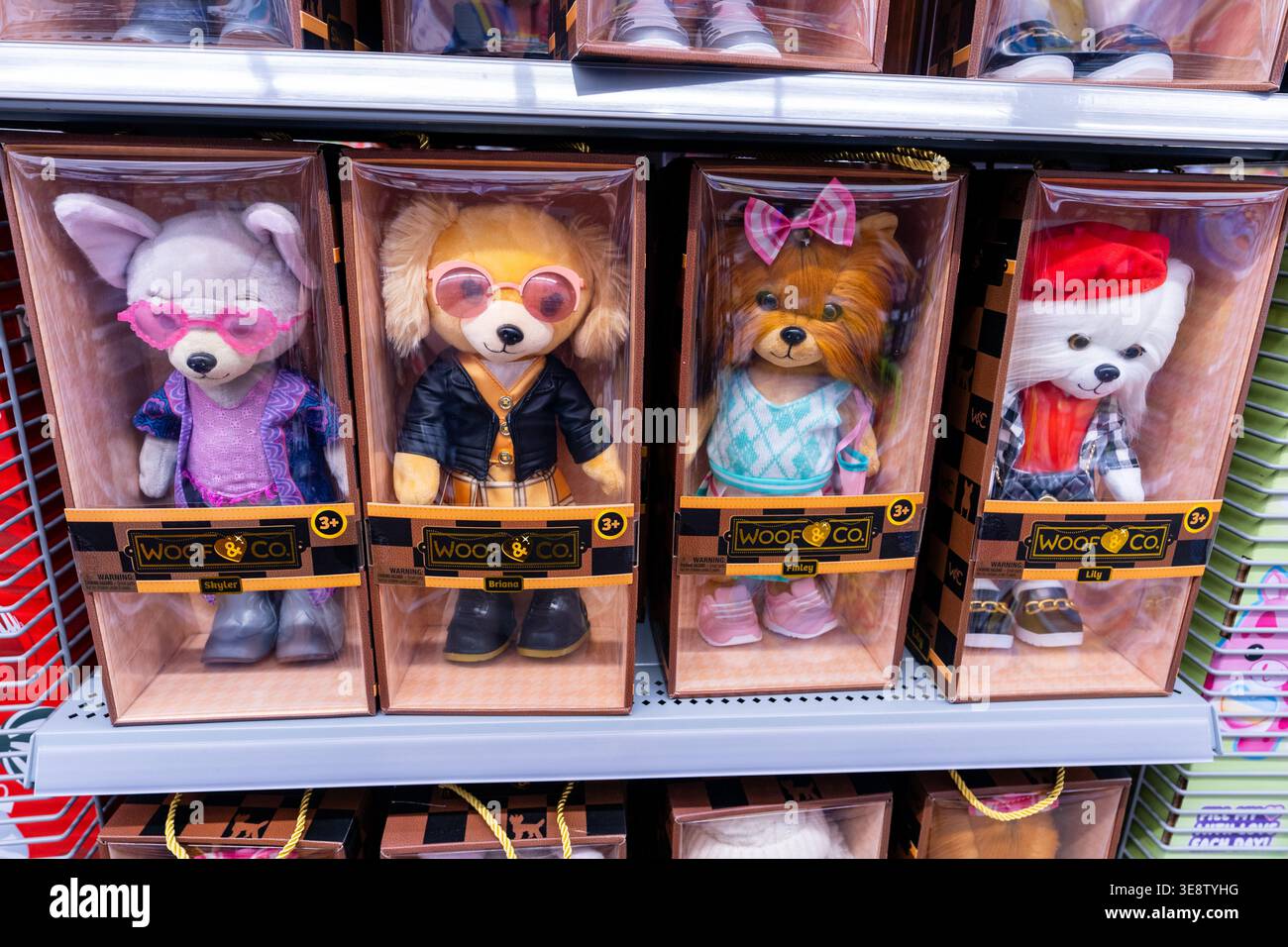 Poupées et jouets Woof and Co en peluche pour chiens sur l'étagère du magasin Banque D'Images