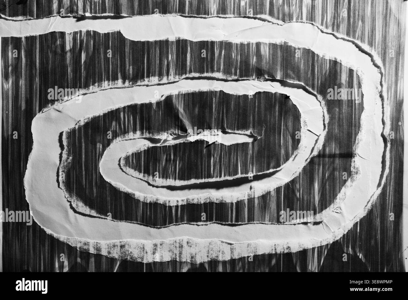 Collage en spirale de papier déchiré noir et blanc abstrait avec texture gracieuse Banque D'Images