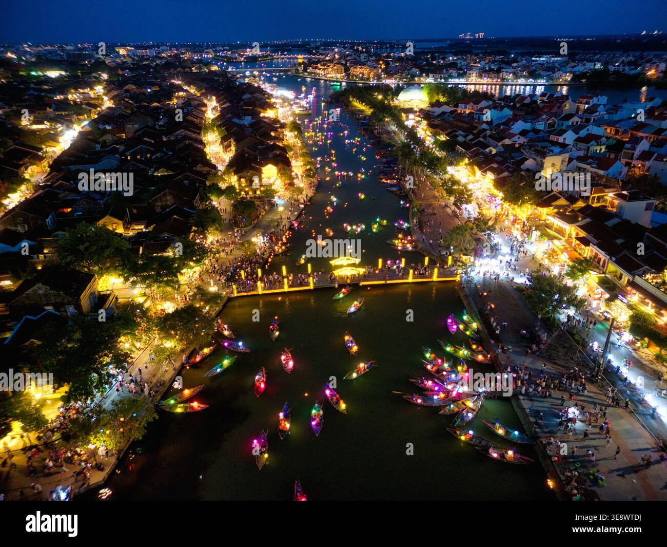 Vue aérienne de la ville antique de Hoi an la nuit avec des bateaux lanternes colorés sur la rivière Thu bon et des bâtiments historiques illuminés Hoi an, an Giang, Viet Banque D'Images