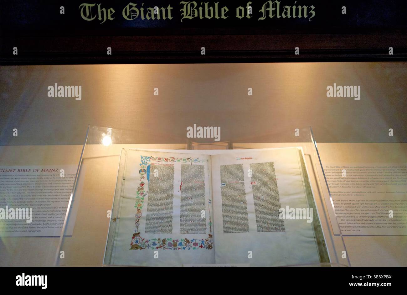 La Bible géante de Mayence est exposée à la Bibliothèque du Congrès à Washington D.C. avec éclairage et étui en verre protecteur. Banque D'Images