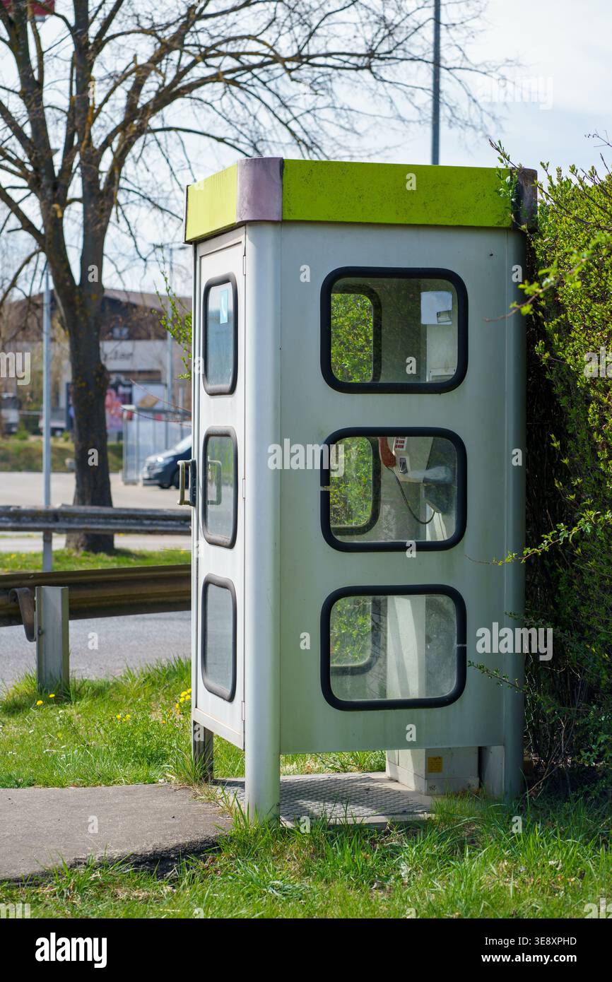 Cabine téléphonique publique au bord de la route, boîte de communication pour les appels d'urgence, équipement de rue vintage, infrastructure urbaine et scène de bord de route de transport Banque D'Images