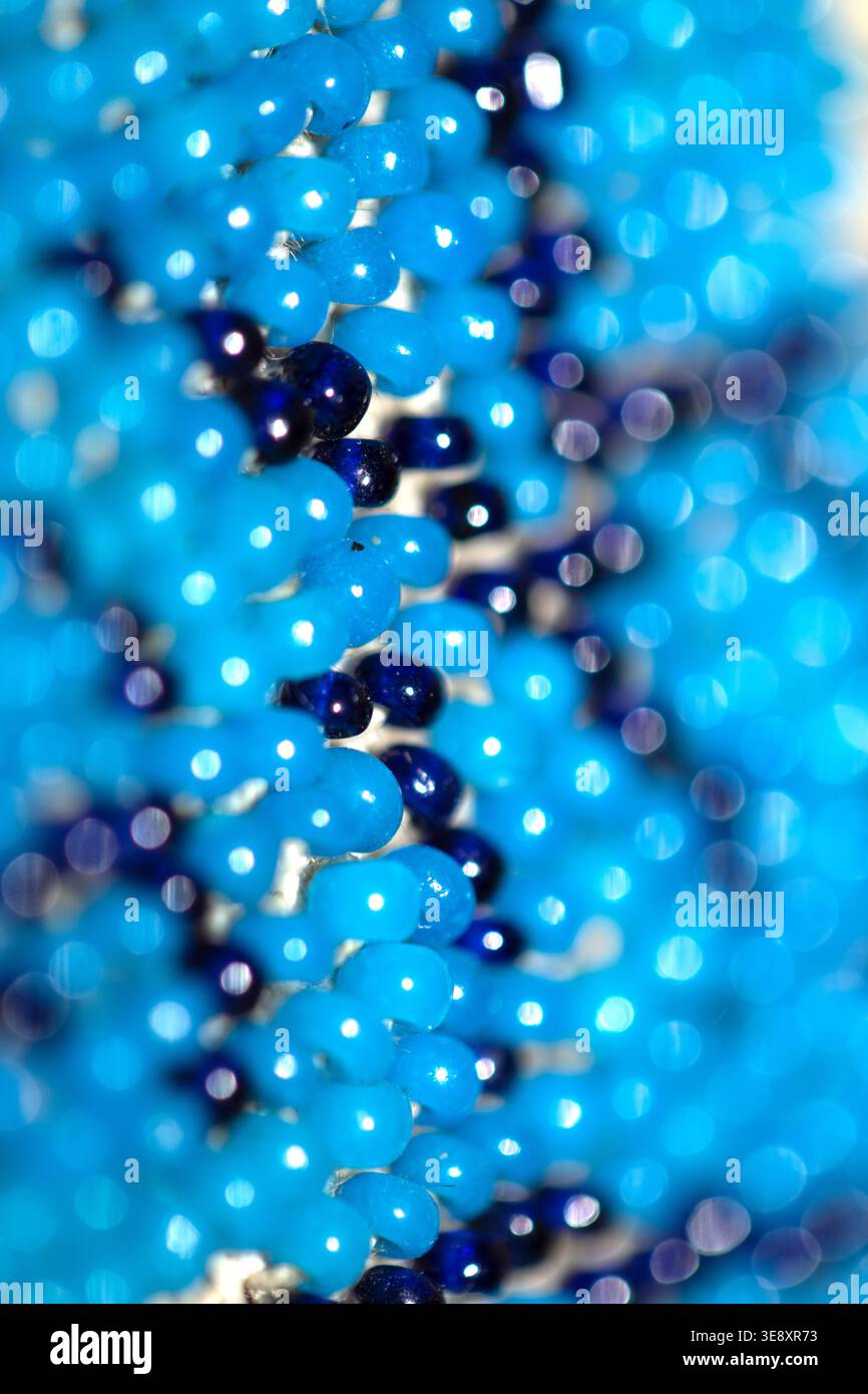 Petites perles de verre artisanales mignonnes dans un motif abstrait pour le fond Banque D'Images