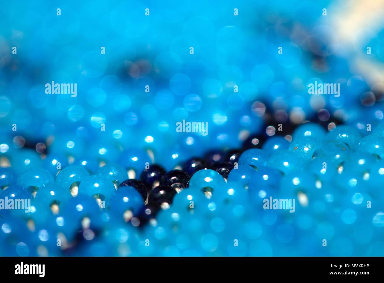 Petites perles de verre artisanales mignonnes dans un motif abstrait pour le fond Banque D'Images