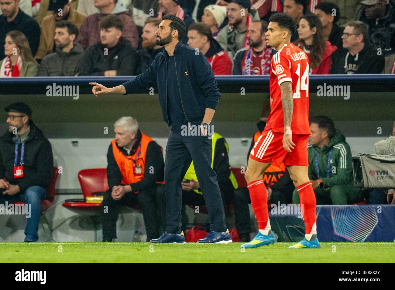 MUNICH, ALLEMAGNE - 15 AVRIL 2026 : Álvaro Arbeloa, entraîneur-chef du Real Madrid, donne des instructions sur la ligne de touche lors du match quart de finale de l'UEFA Champions League entre le FC Bayern München et le Real Madrid CF à l'Allianz Arena le 15 avril 2026 à Munich, Allemagne. Banque D'Images
