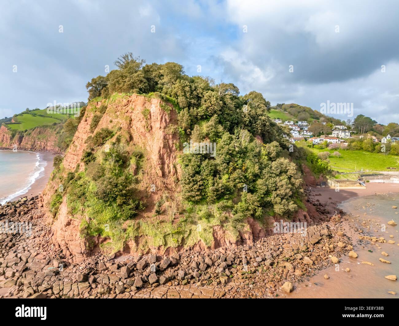 Teignmouth, Royaume-Uni. 16 avril 2026. Une partie de la falaise s’est effondrée au promontoire de Ness à Teignmouth, laissant une « cicatrice » visible et forçant la fermeture du South West Coast Path. Crédit : Thomas Faull/Alamy Live News Banque D'Images