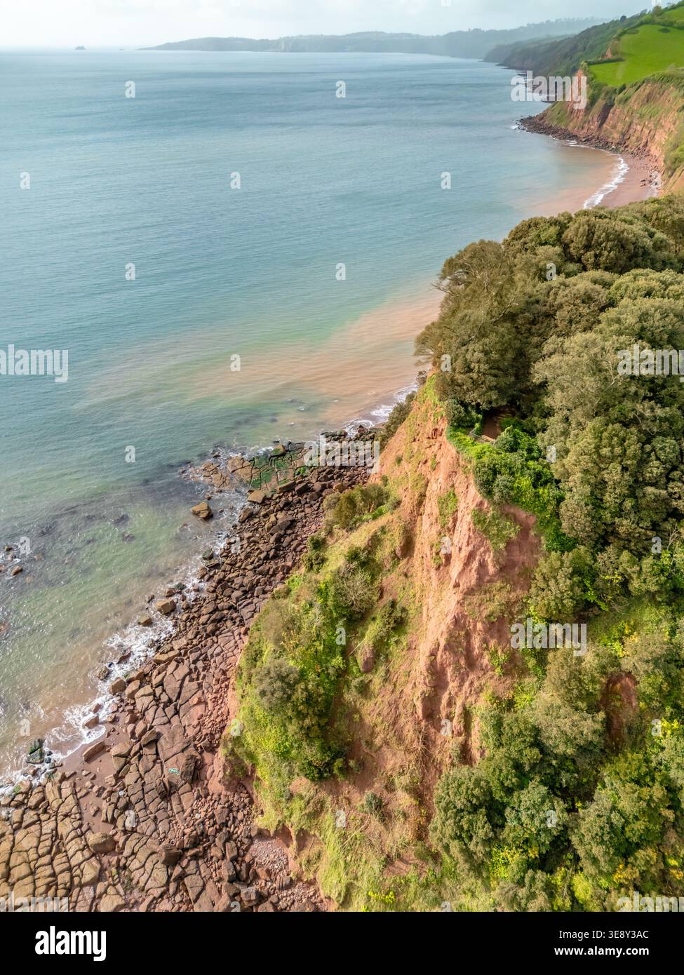 Teignmouth, Royaume-Uni. 16 avril 2026. Une partie de la falaise s’est effondrée au promontoire de Ness à Teignmouth, laissant une « cicatrice » visible et forçant la fermeture du South West Coast Path. Crédit : Thomas Faull/Alamy Live News Banque D'Images