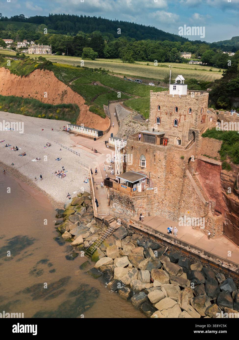 Vue aérienne par drone de la plage Jacob's Ladder et des bâtiments historiques du front de mer à Sidmouth, East Devon, avec falaises de grès rouge et mur de mer, Angleterre. Banque D'Images