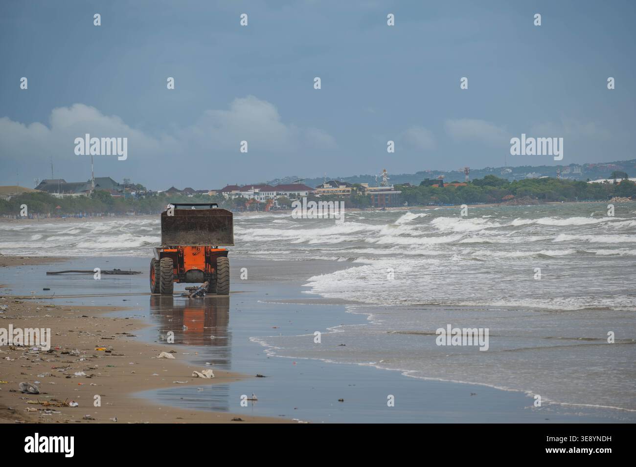 Machinerie lourde nettoyage des débris d'une plage tropicale Banque D'Images