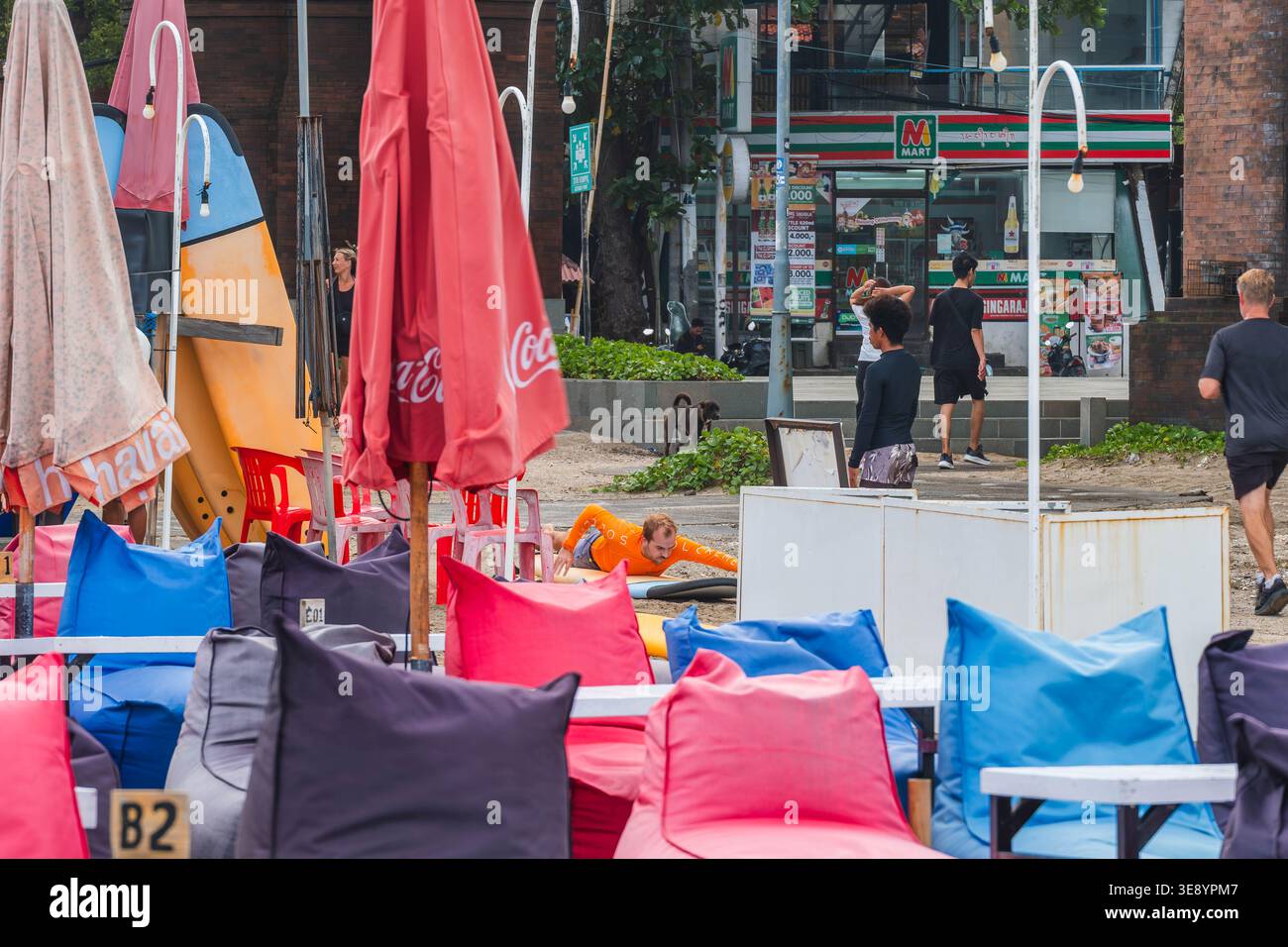 Salon extérieur avec poufs colorés et planches de surf Banque D'Images