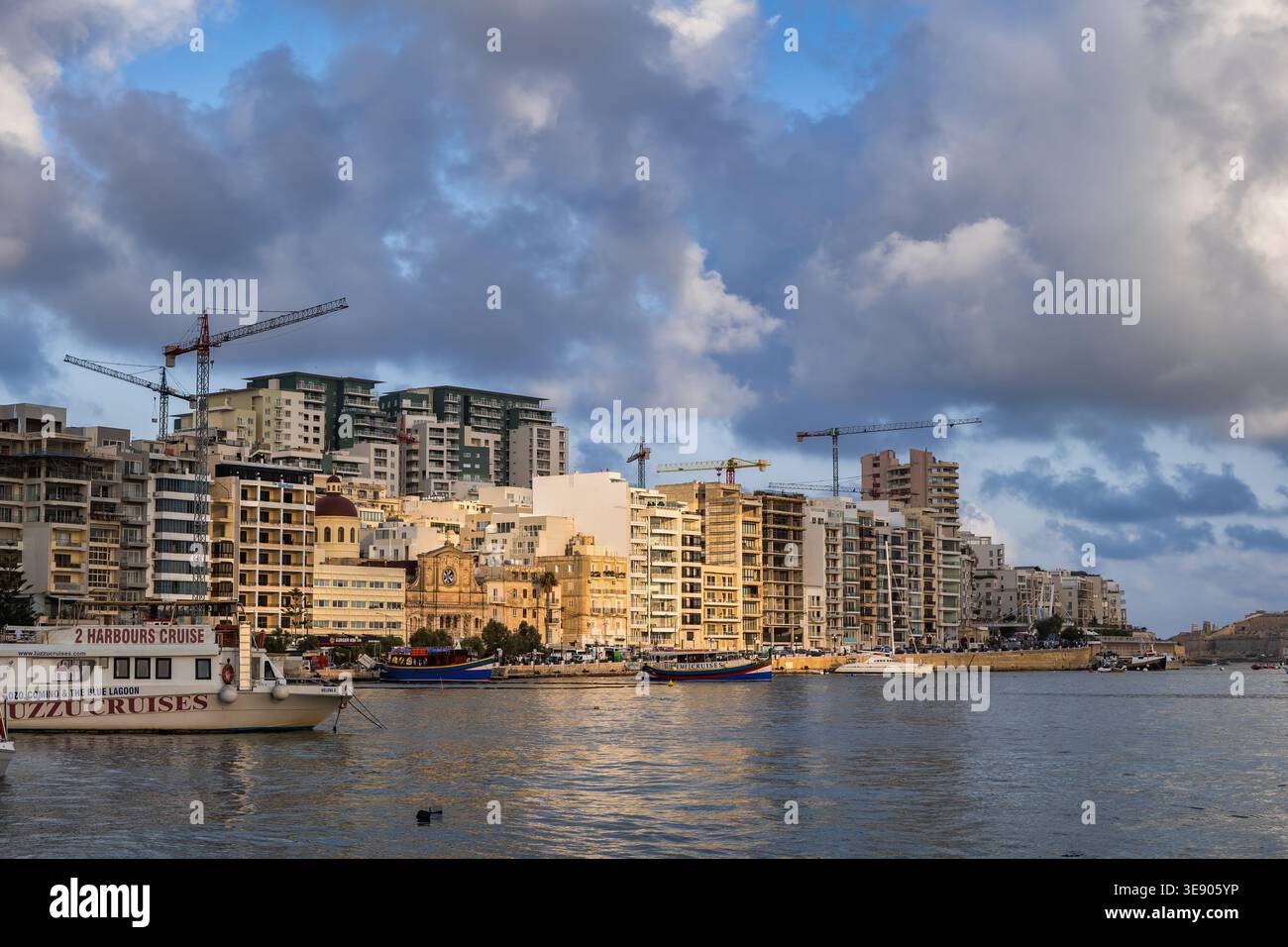 Horizon de la ville de Sliema à Malte, vue depuis le port de Marsamxett dans la mer Méditerranée. Banque D'Images