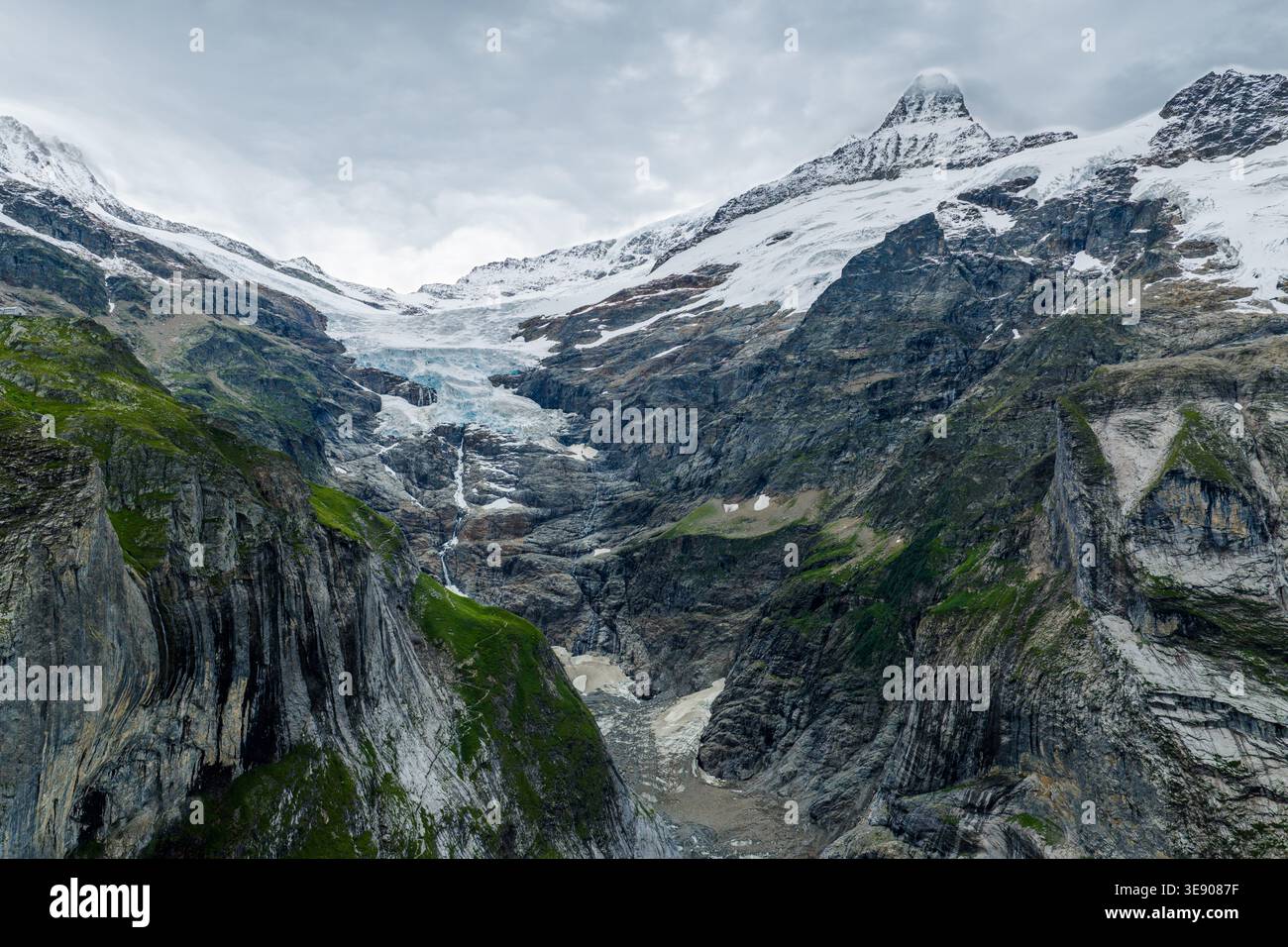 Vue aérienne par drone du glacier supérieur de Grindelwald et du pic Kleines Schreckhorn, Oberland bernois, Alpes suisses, Suisse, montrant le recul glaciaire. Banque D'Images