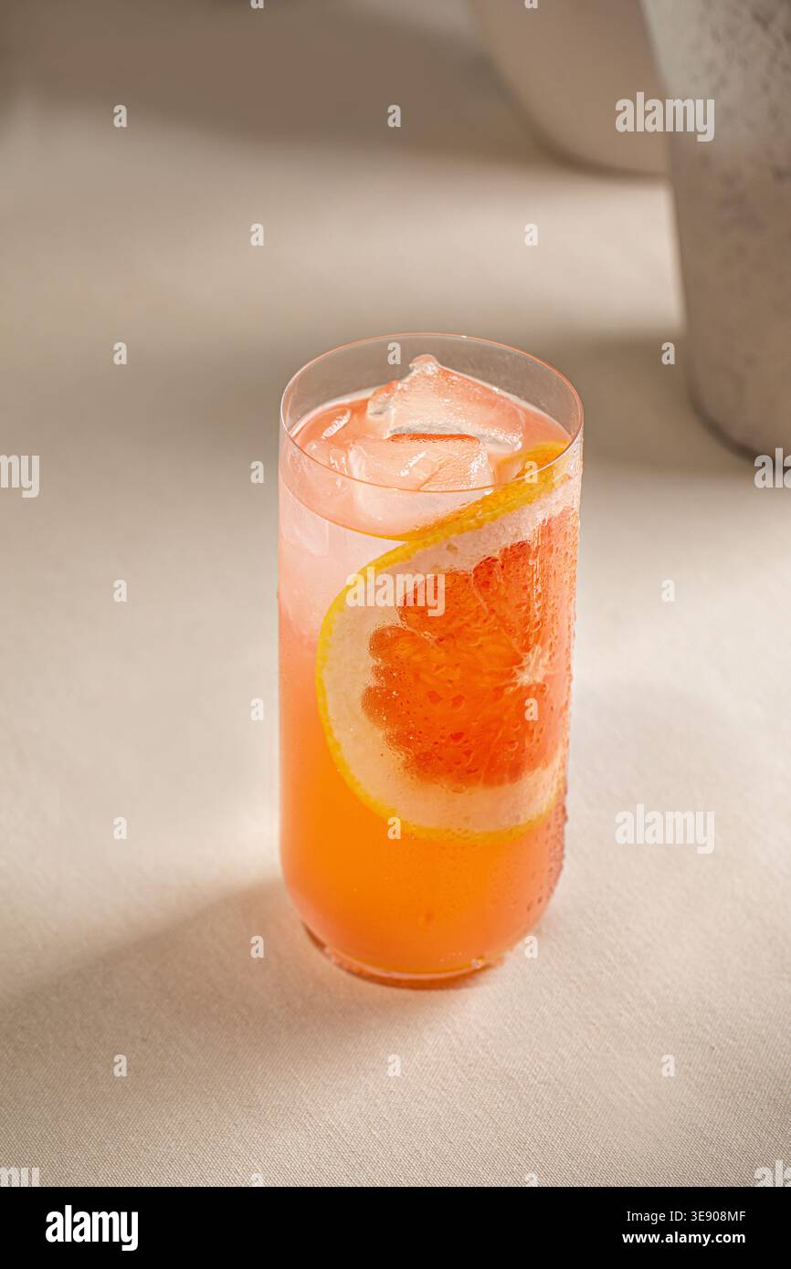 Cocktail de pamplemousse avec tranches d'agrumes et glace Banque D'Images