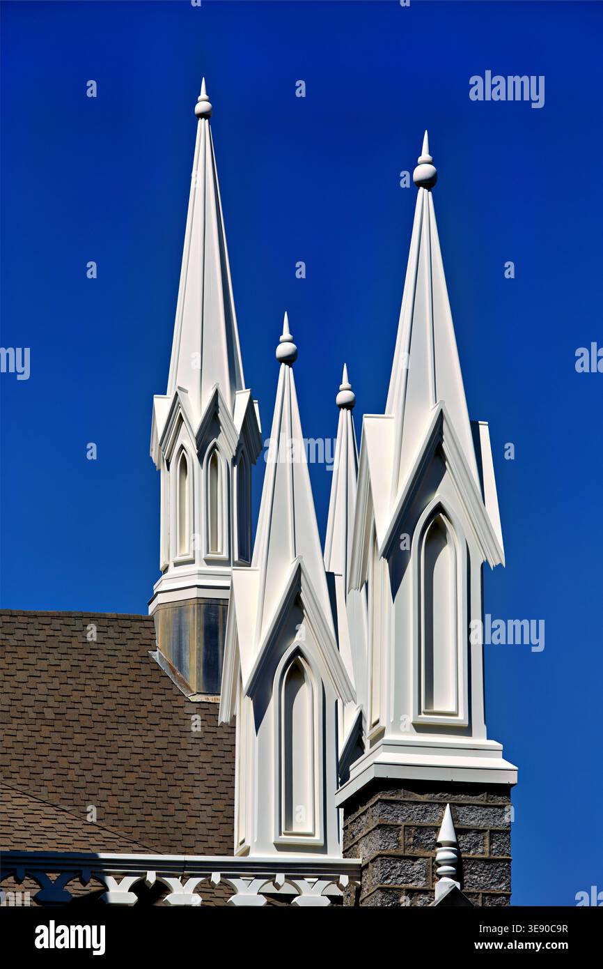 Les grandes flèches blanches de Assembly Hall se dressent contre un ciel bleu à Salt Lake City. Les gens visitent le site pour des événements et des rassemblements. Banque D'Images