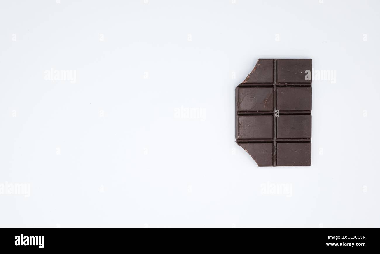 Mordez la mini barre de dégustation de chocolat sur un fond blanc. Minimalisme. Vue de dessus. Copier l'espace. Banque D'Images