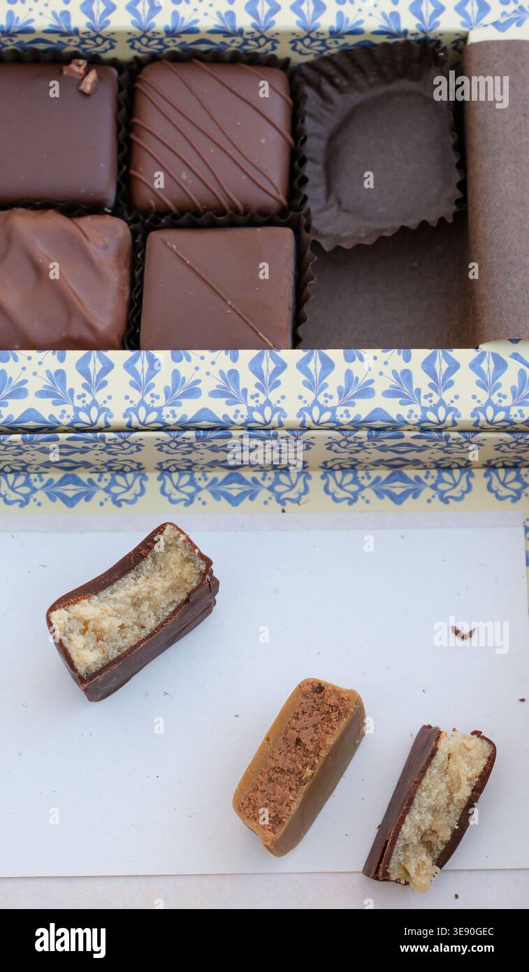 Chocolat haut de gamme durable. Masala, massepain, noisette, amande, pralines de noix de cajou. Chocolat cassé. Cycle éthique des fèves de cacao à l’emballage. Banque D'Images
