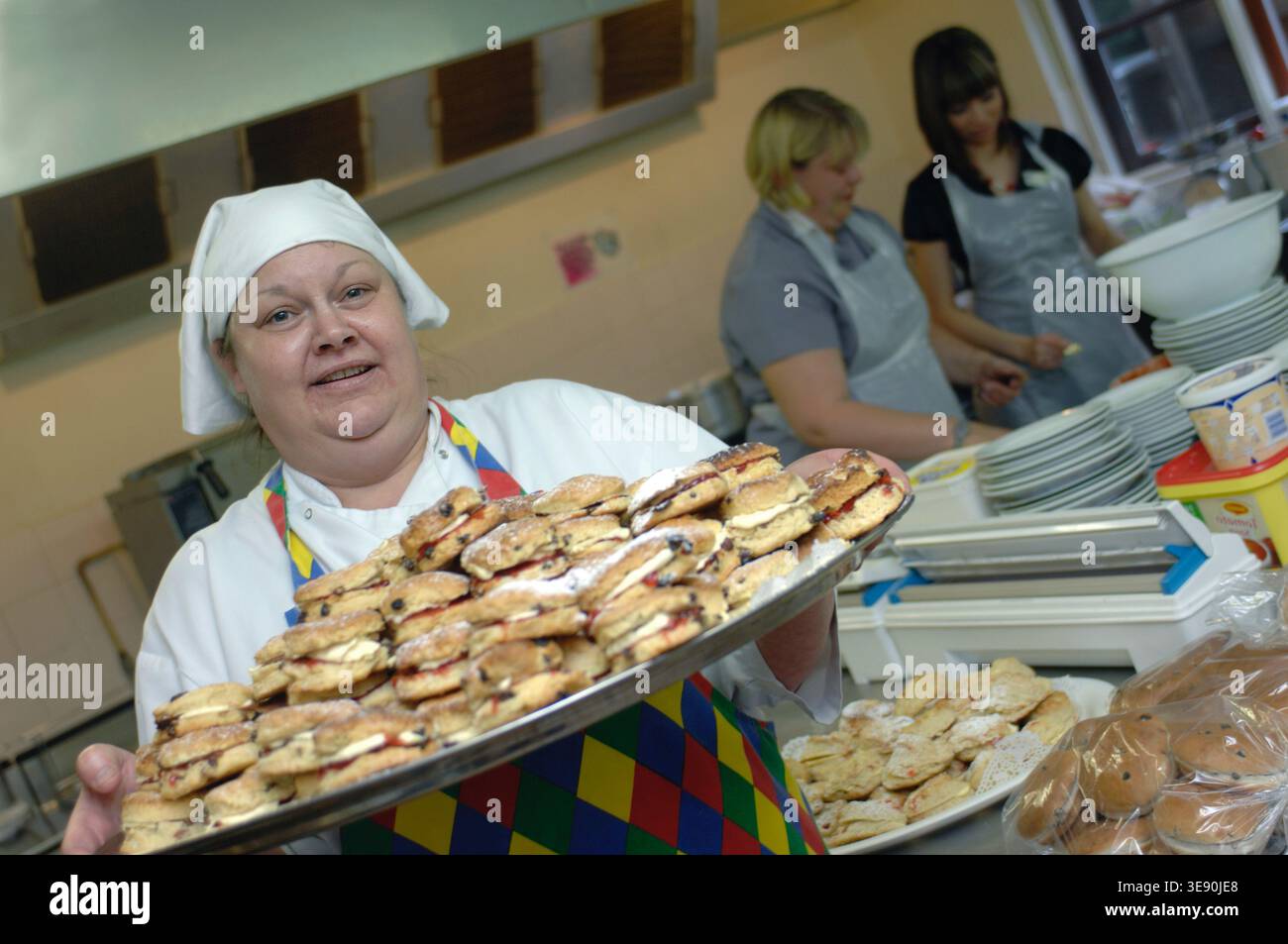Dîner dames dans une école préparant la nourriture. Banque D'Images