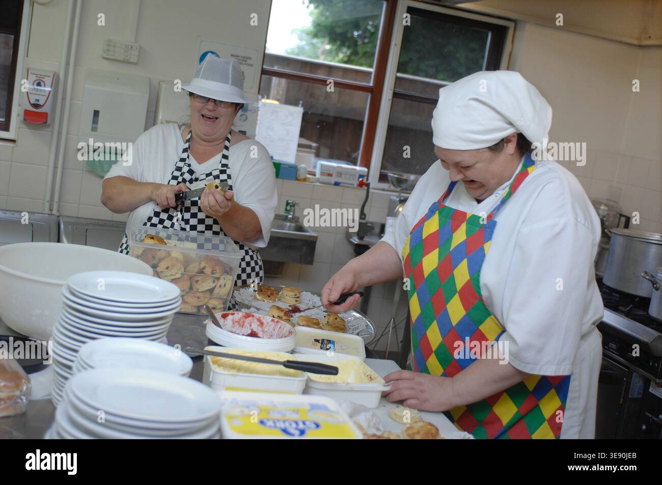 Dîner dames dans une école préparant la nourriture. Banque D'Images