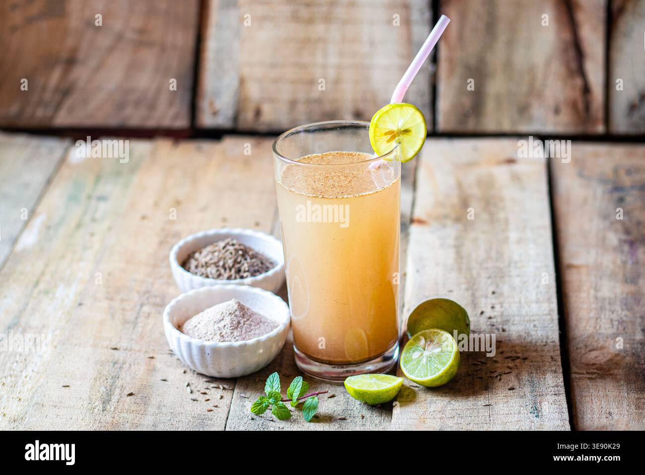 Jal Jeera Indian Summer Drink avec Lime Slice Mint et épices en verre sur fond de bois rustique Banque D'Images
