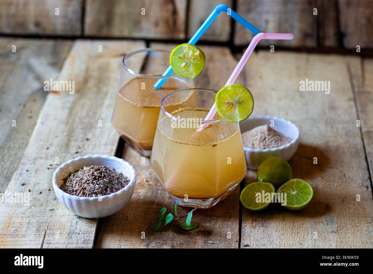 Jal Jeera Indian Summer Drink avec Lime Slice Mint et épices en verre sur fond de bois rustique Banque D'Images