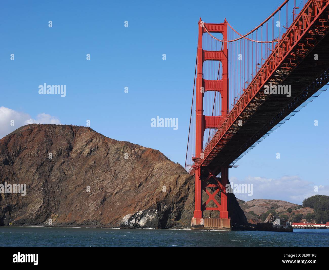 Une vue dégagée sur le Golden Gate Bridge qui s'étend depuis sa base en béton le long des falaises abruptes et rocheuses des Marin Headlands au-dessus du San Francis Banque D'Images