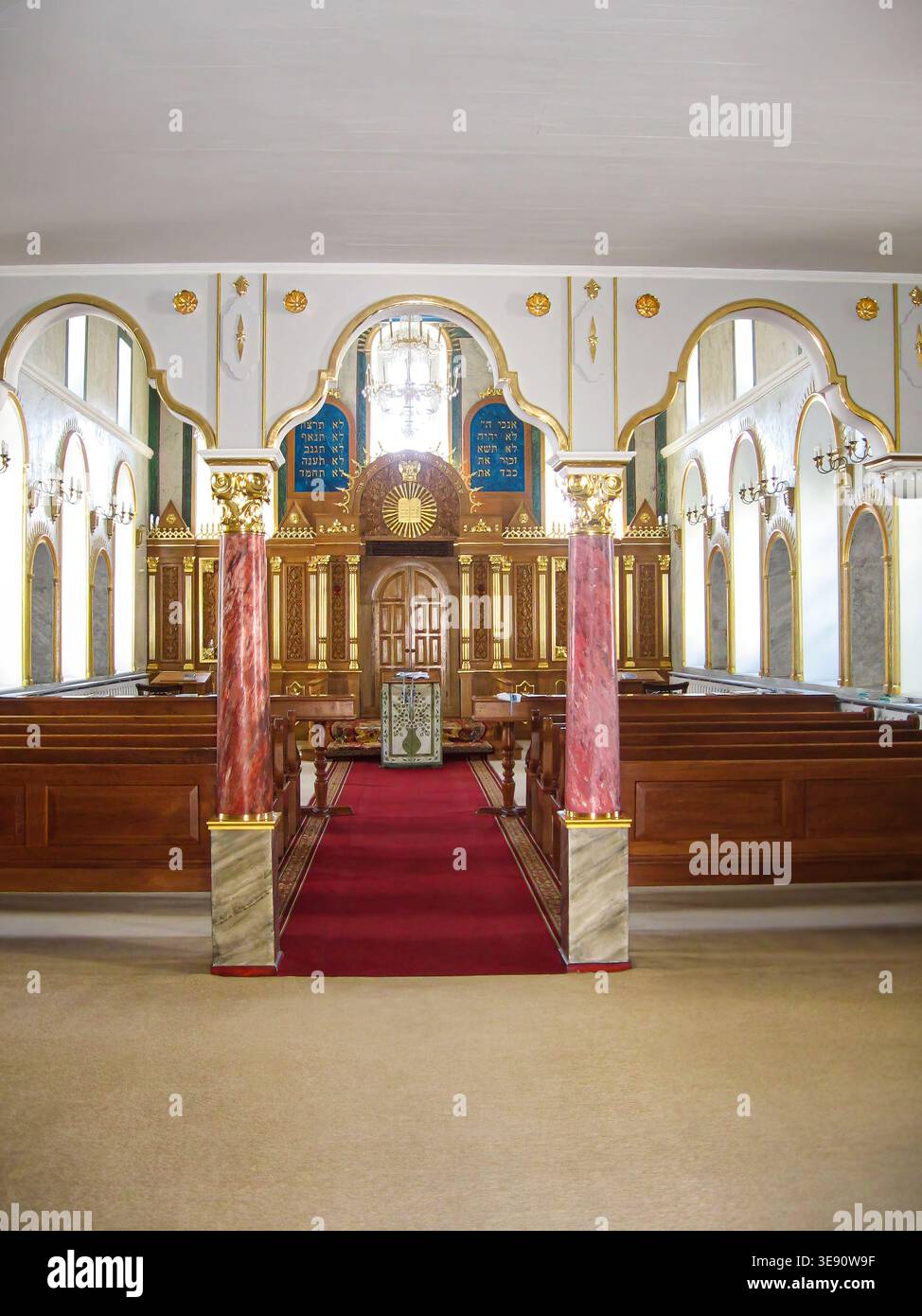 Intérieur d'une synagogue avec une arche dorée, un tapis rouge et des colonnes décoratives. Ukraine, Yevpatoria - mars 2013. Banque D'Images