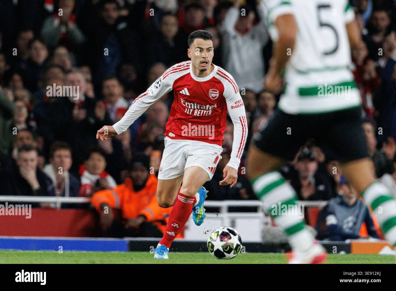Gabriel Martinelli vu lors du match quart de finale de l'UEFA Champions League entre les équipes d'Arsenal FC et Sporting CP à Emirates Stadium (Maciej Rogows Banque D'Images