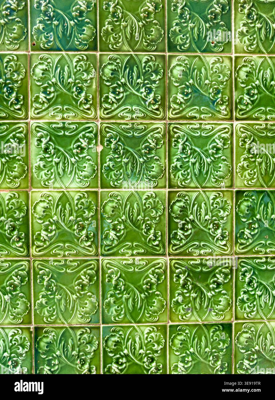 Motif de carreaux de céramique émaillés verts avec motifs art nouveau floraux en relief disposés dans une grille répétitive lagos algarve portugal - Image de stock capturée avec un smartphone