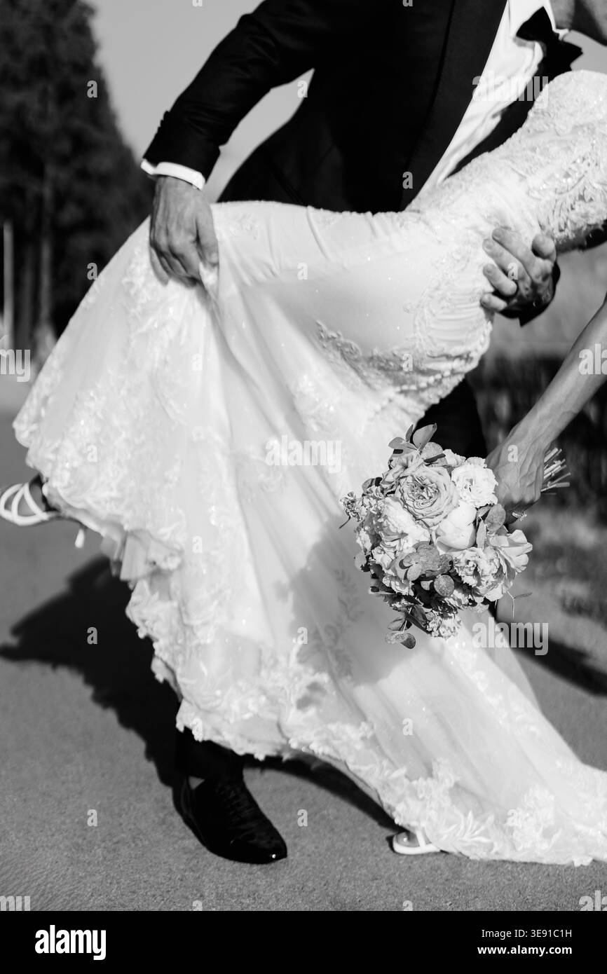 Moment de mariage dramatique. Mouvement flou de mariée trempant avec des détails de dentelle élégants Banque D'Images