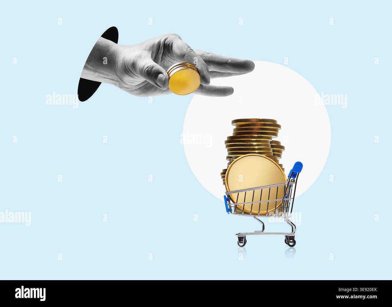 Collage artistique. La main tient des pièces d'or entre ses doigts et construit une pile de pièces. Économisez de l'argent, construisez des finances, construisez de la richesse. Banque D'Images