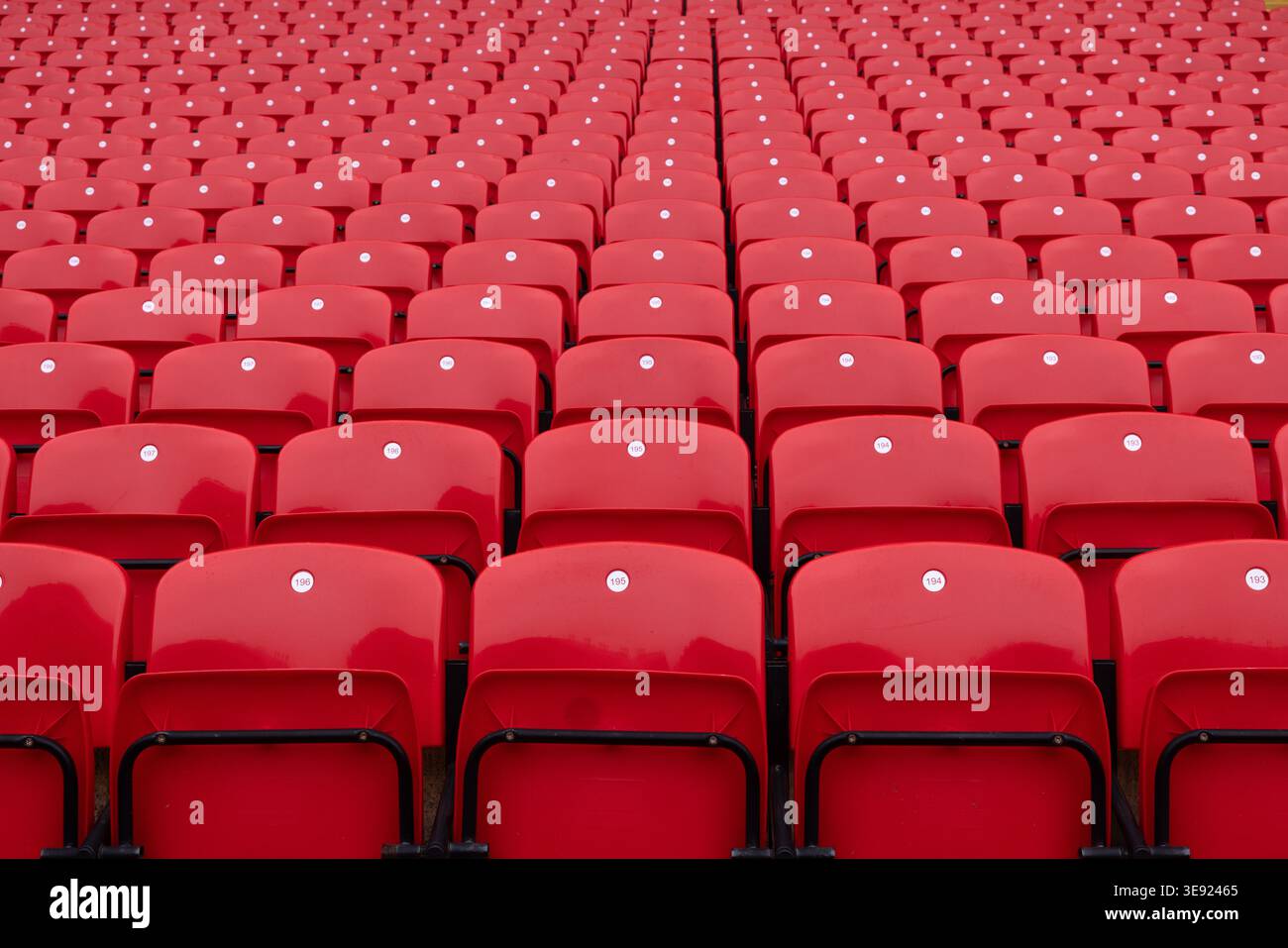 Grande section de rangées de sièges vides en plastique rouge pour spectateurs au stade Anfield, le stade du Liverpool Football Club, à Liverpool, en Angleterre. Banque D'Images