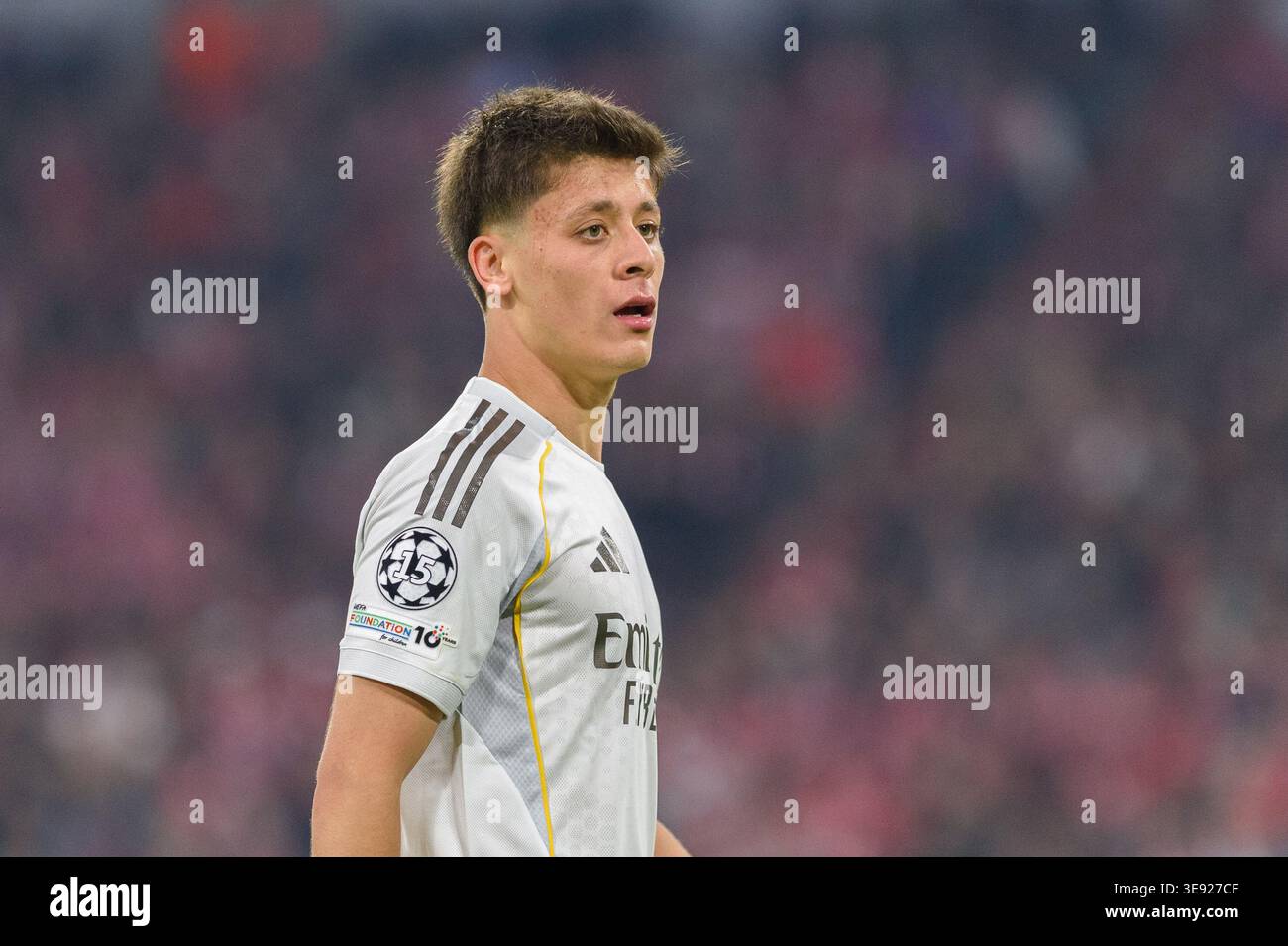Munich, Munich. 15 avril 2026. MUNICH, ALLEMAGNE - 15 AVRIL : Arda Guler (15 Real Madrid) lors d'un match de l'UEFA Champions League 2025/26 entre le Bayern Munich et le Real Madrid à Munich le 15 avril 2026 (photo de Sven Beyrich/Sports Press photo) crédit : SPP Sport Press photo. /Alamy Live News Banque D'Images