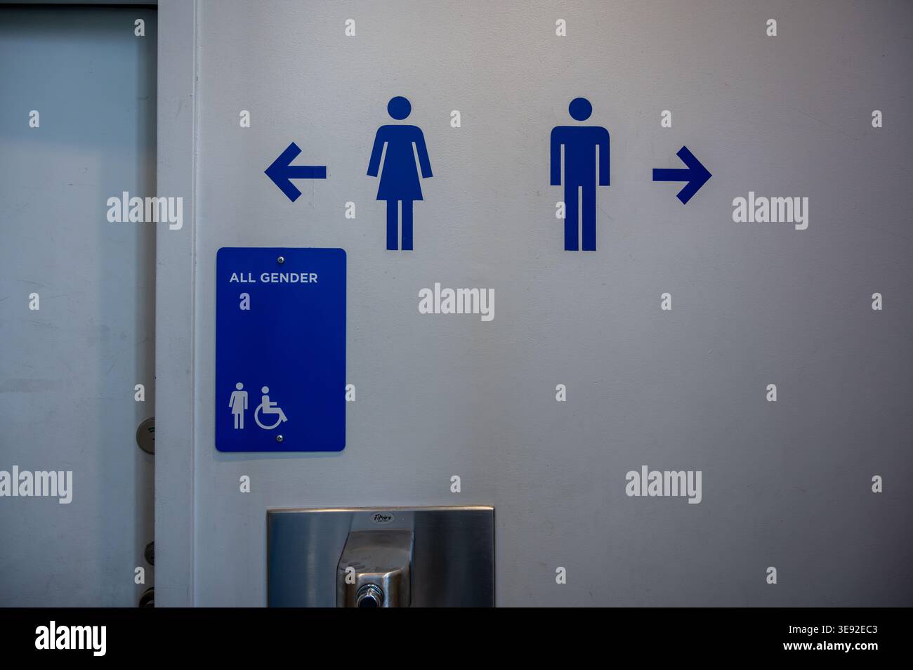 New york, états-unis le 15 août 2024. Toutes les toilettes de genre signe avec des icônes masculines et féminines sur le mur, favorisant l'accessibilité, l'inclusion et l'utilisation égale public f Banque D'Images