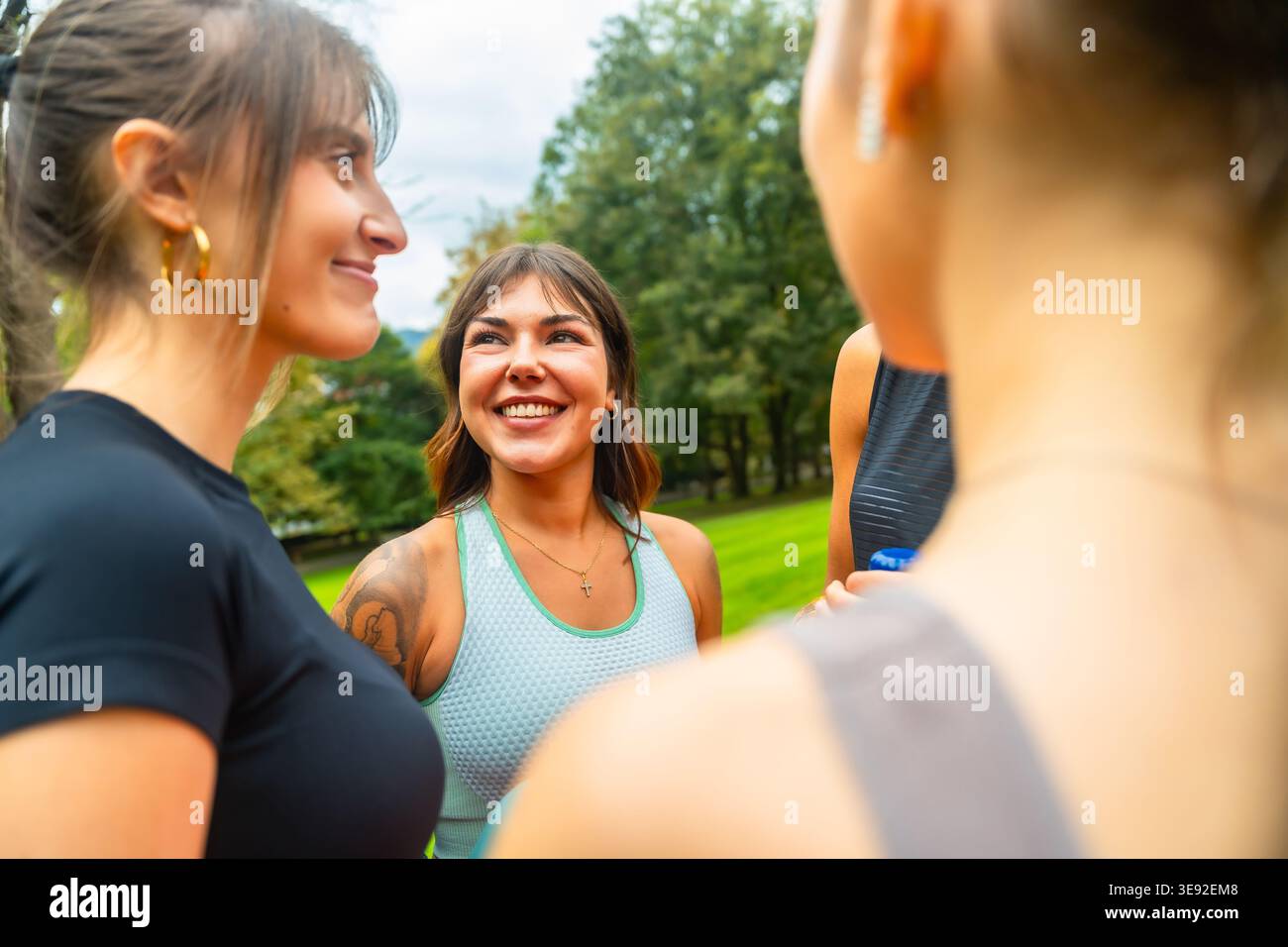 Groupe de femmes amies appréciant la conversation en plein air Banque D'Images