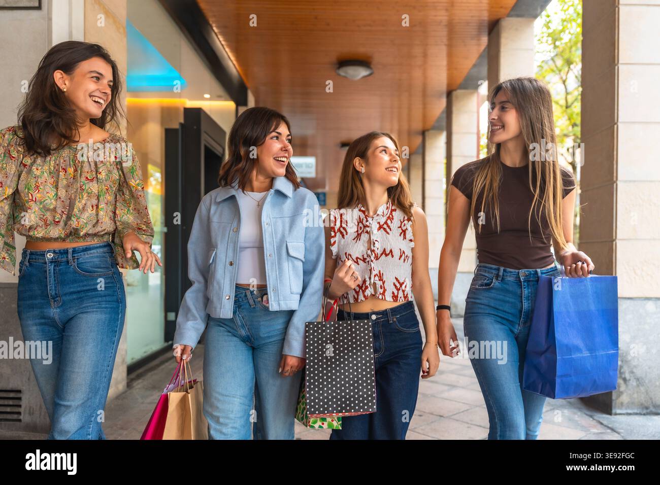 Groupe de femmes joyeuses amies appréciant le shopping ensemble Banque D'Images