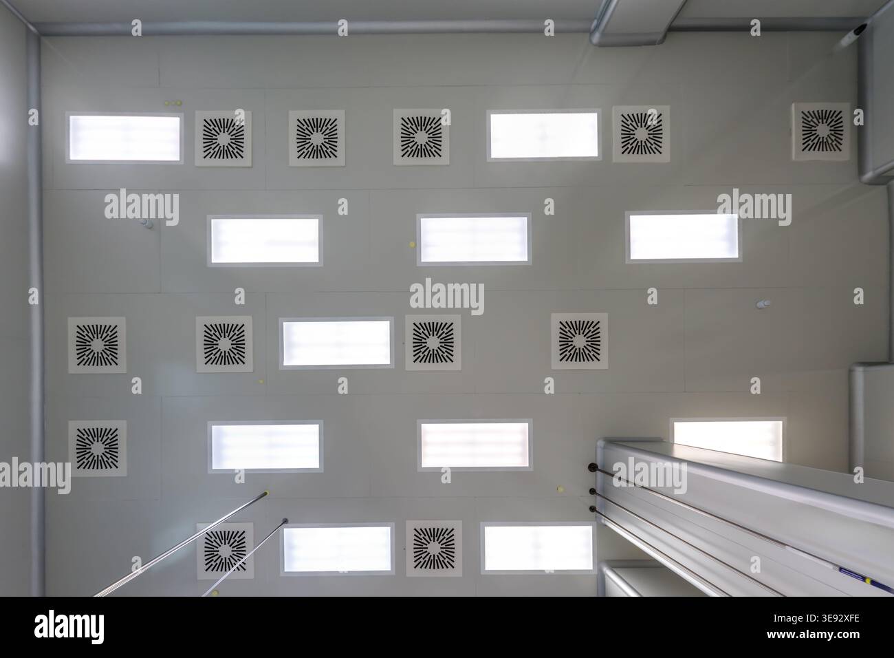 vue de bas en haut du plafond avec éclairage industriel et ventilation Banque D'Images