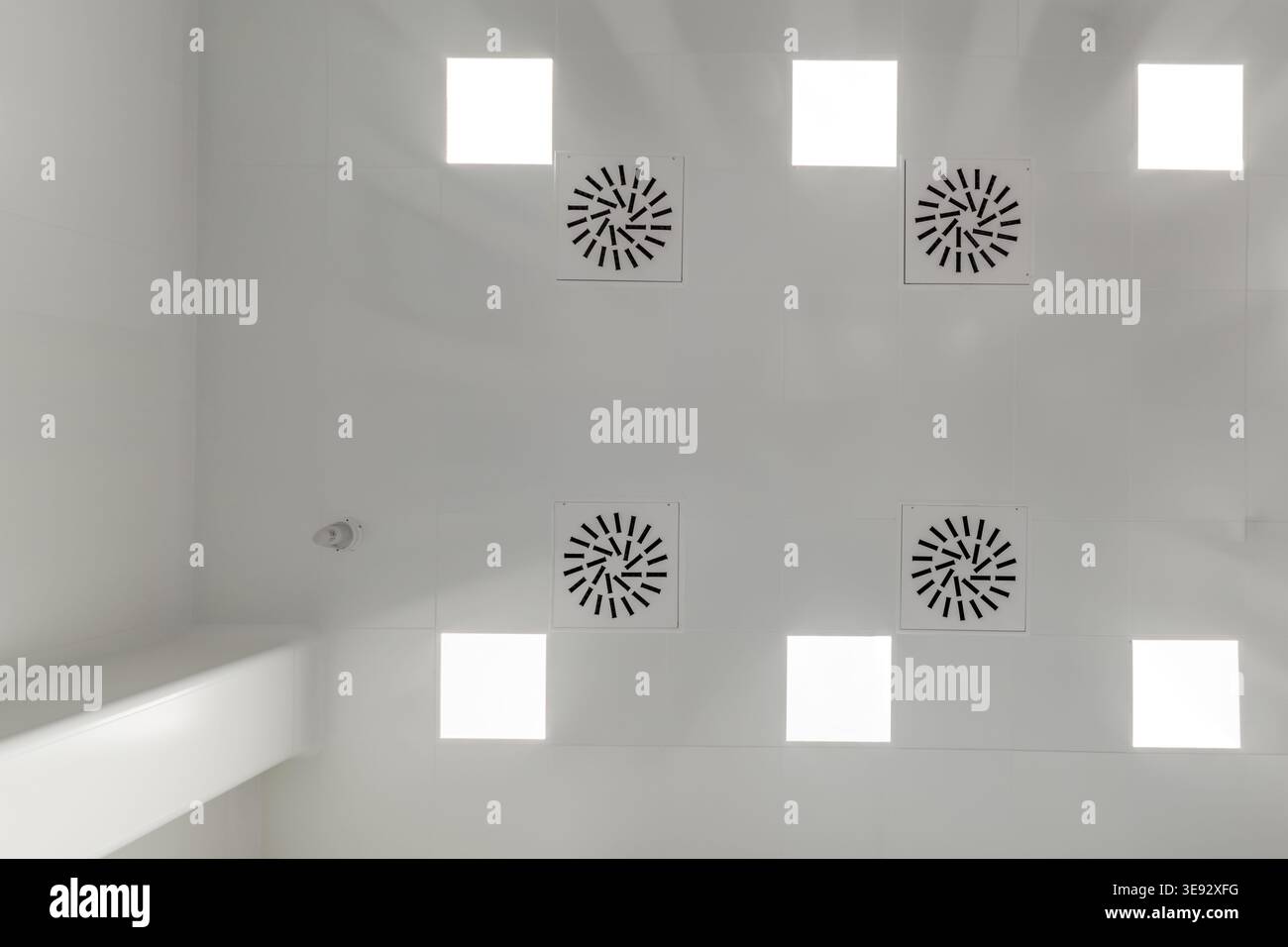 vue de bas en haut du plafond avec éclairage industriel et ventilation Banque D'Images