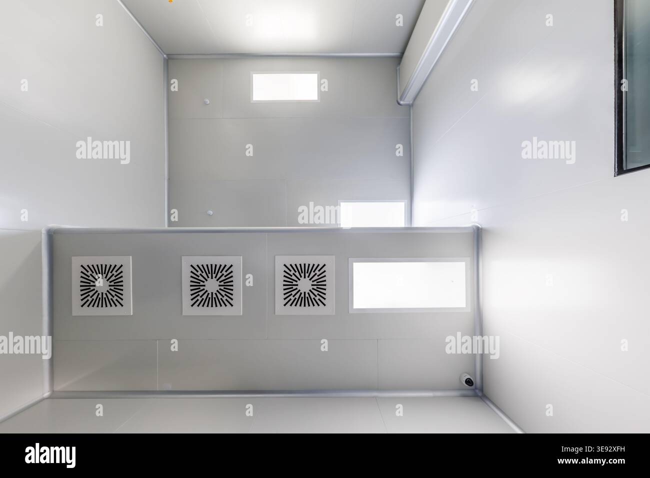 vue de bas en haut du plafond avec éclairage industriel et ventilation Banque D'Images
