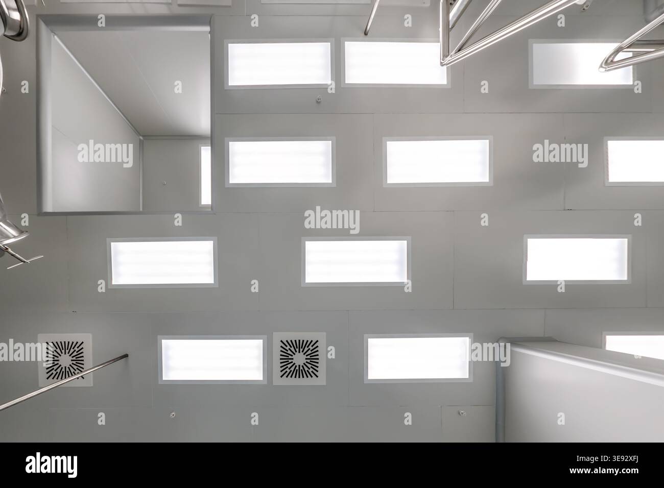 vue de bas en haut du plafond avec éclairage industriel et ventilation Banque D'Images
